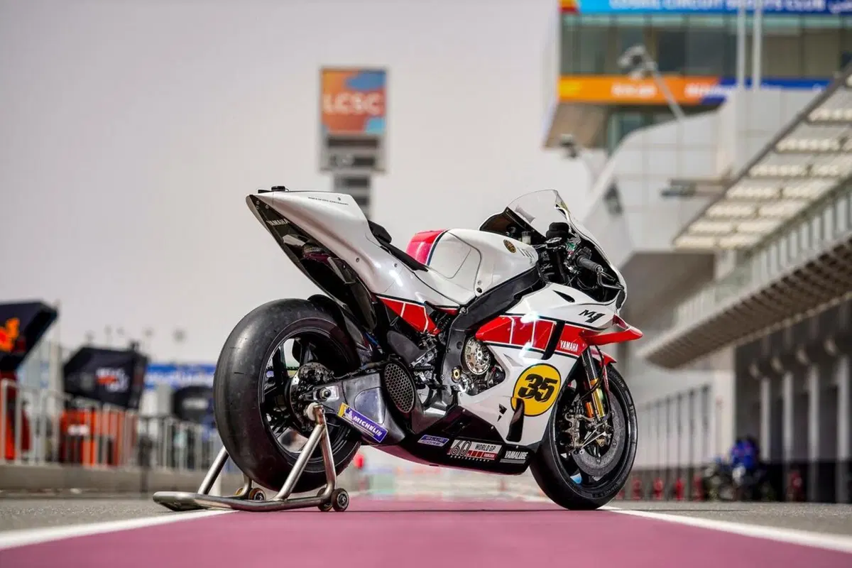 MotoGP. Crutchlow in pista con la M1 60° Anniversary (5)