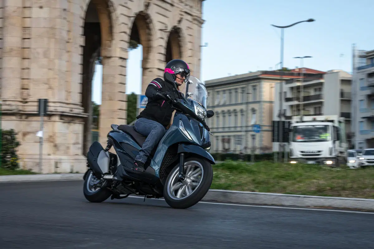 Piaggio Beverly 300 hpe e 400 hpe (10)