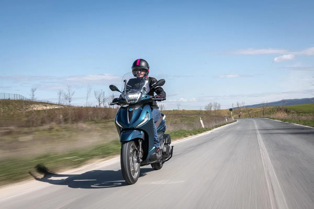 Piaggio Beverly 300 hpe e 400 hpe (13)