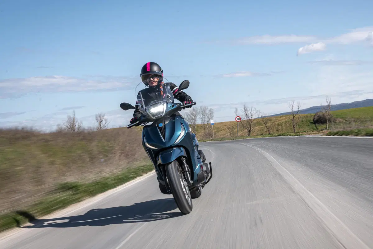 Piaggio Beverly 300 hpe e 400 hpe (15)