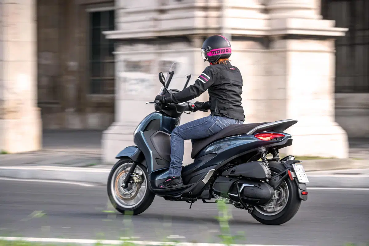 Piaggio Beverly 300 hpe e 400 hpe (12)