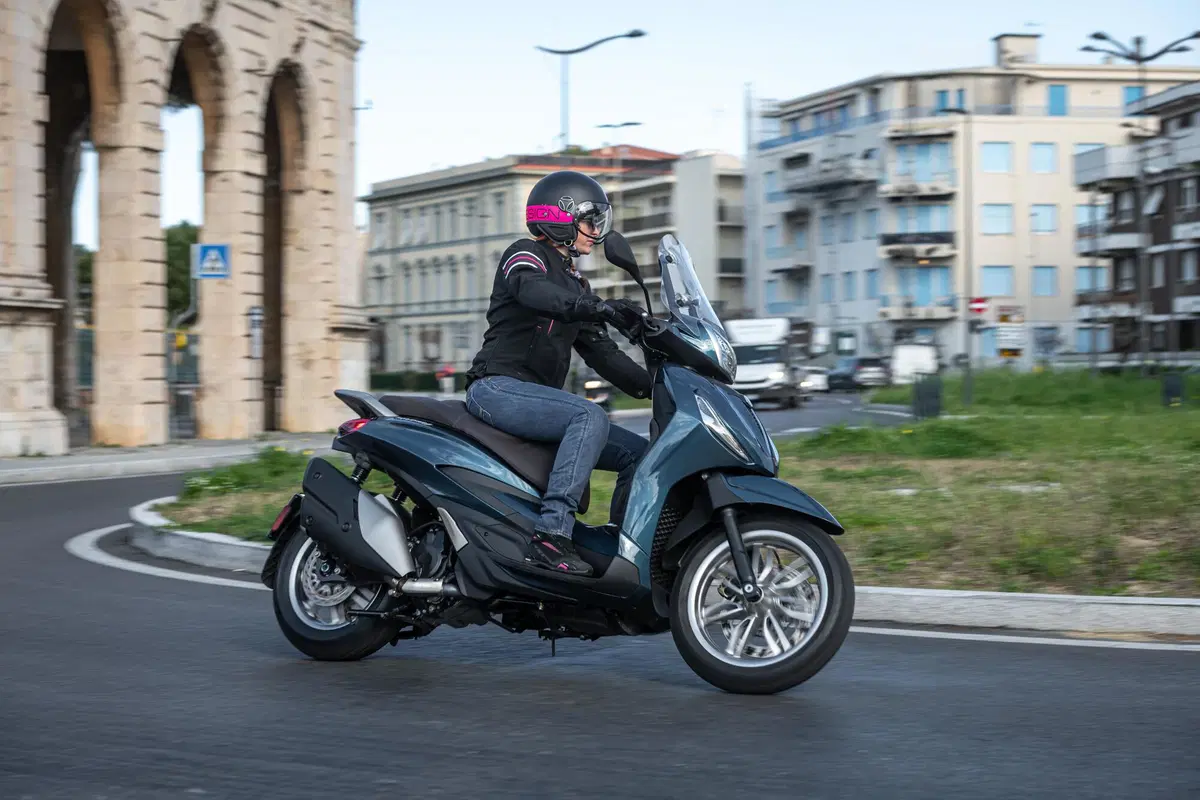 Piaggio Beverly 300 hpe e 400 hpe (16)