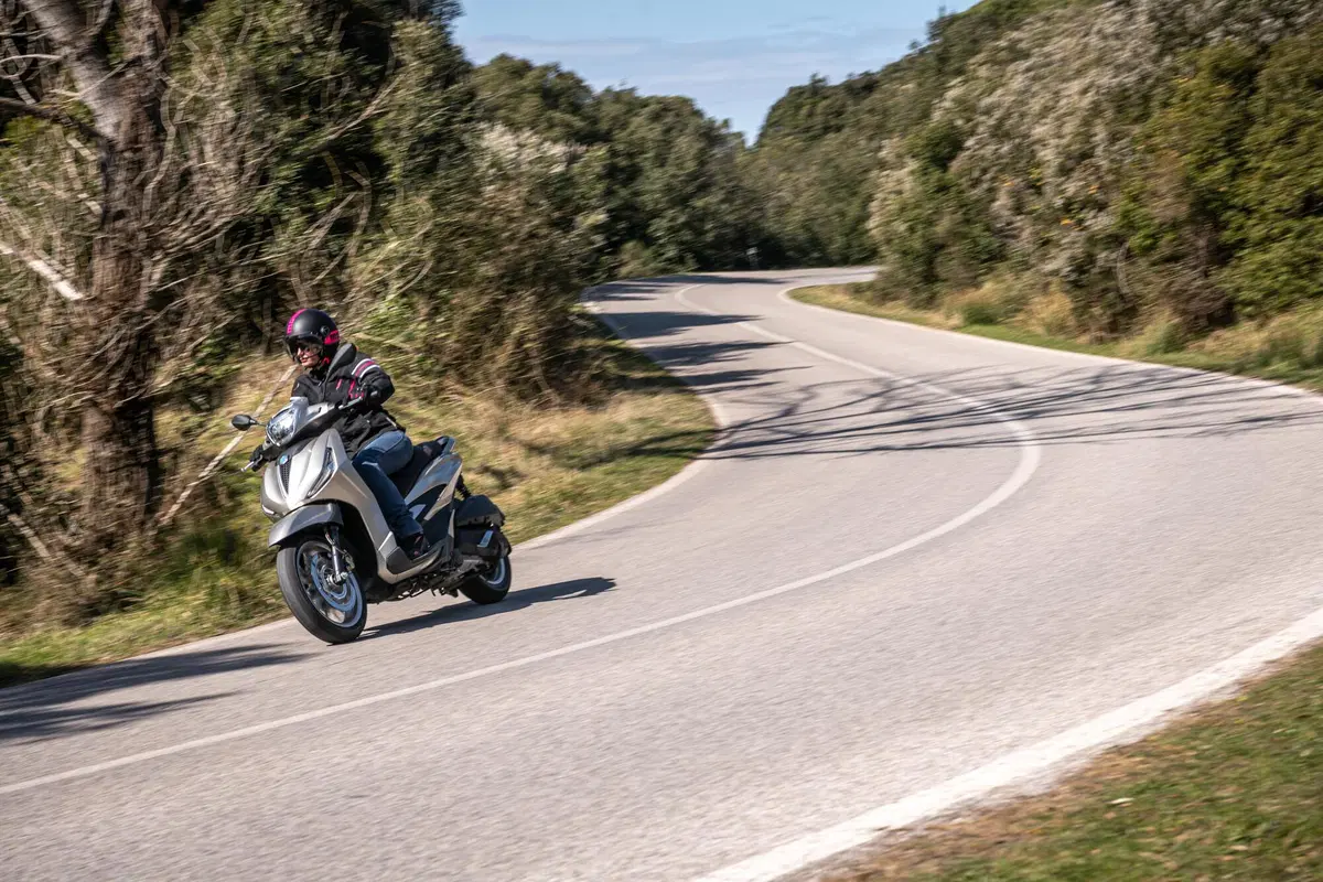 Piaggio Beverly 300 hpe e 400 hpe (7)