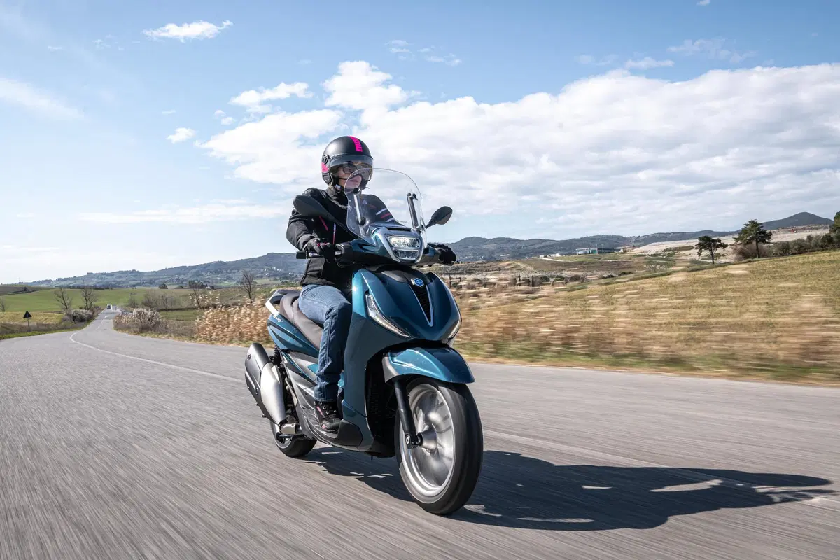 Piaggio Beverly 300 hpe e 400 hpe (18)