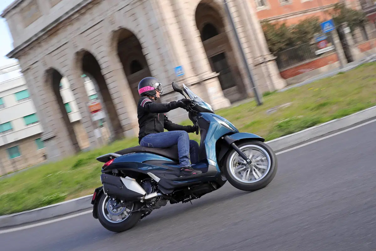 Piaggio Beverly 300 hpe e 400 hpe (8)