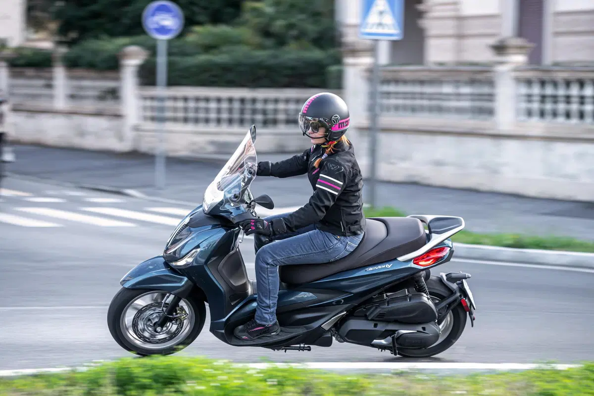 Piaggio Beverly 300 hpe e 400 hpe (19)