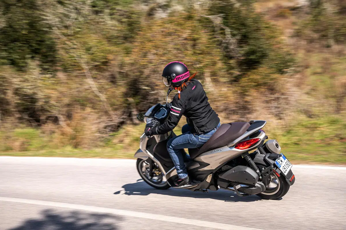 Piaggio Beverly 300 hpe e 400 hpe (2)