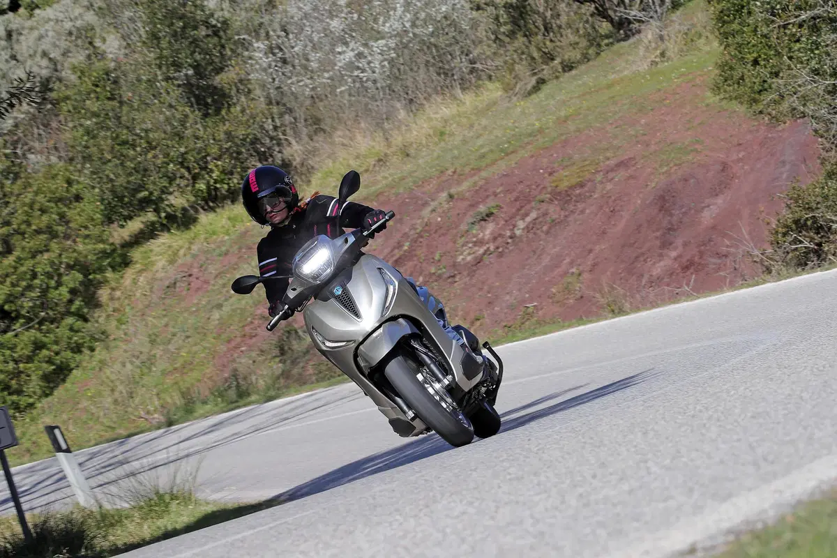 Piaggio Beverly 300 hpe e 400 hpe (4)