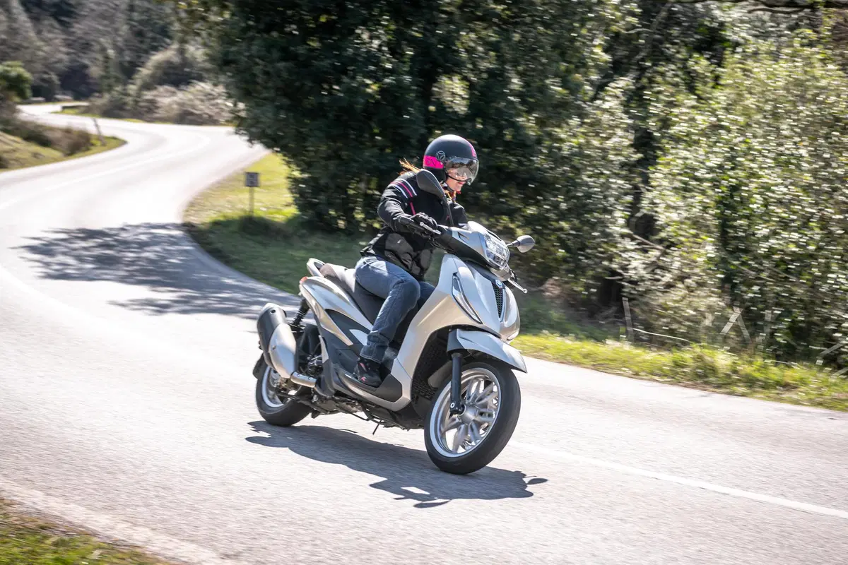 Piaggio Beverly 300 hpe e 400 hpe (3)