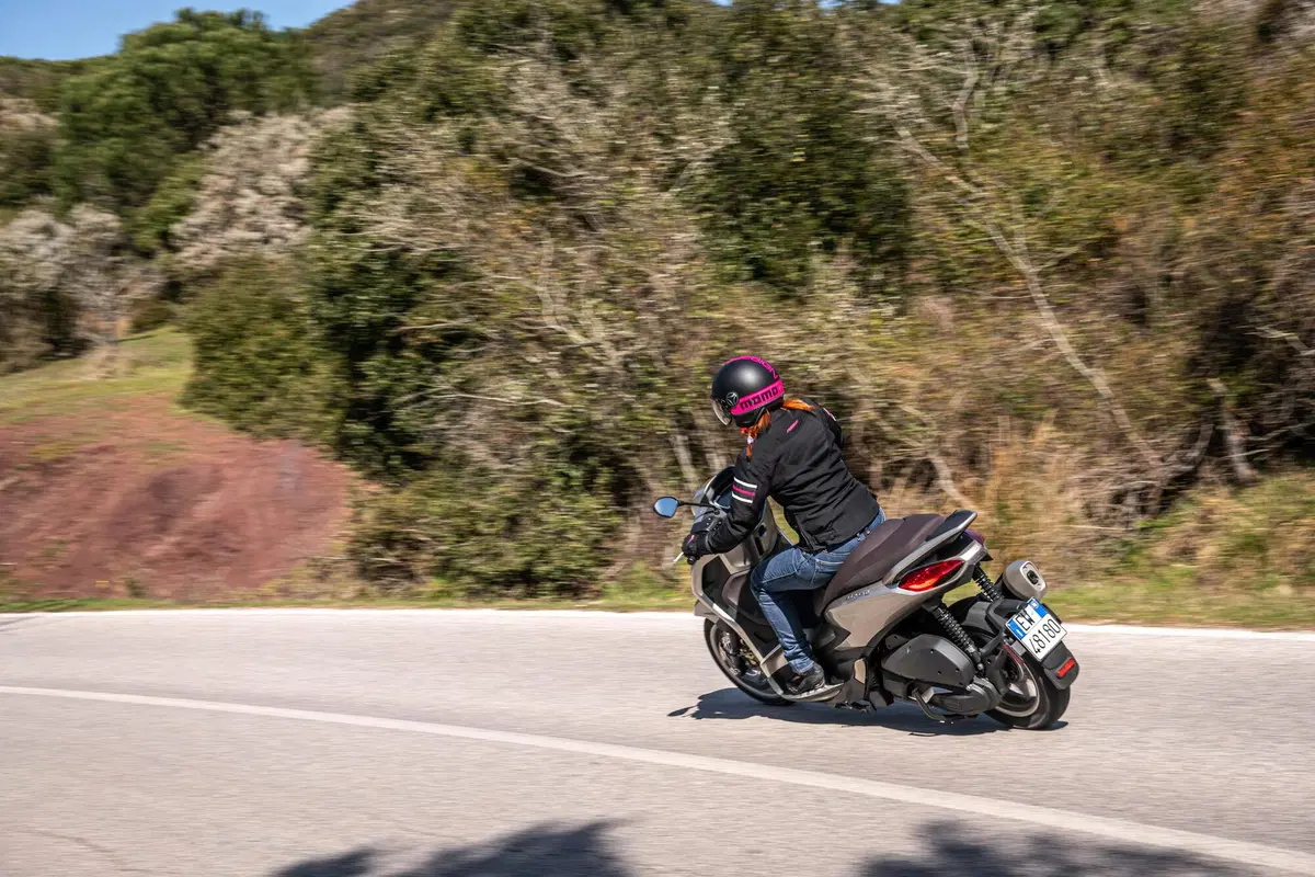 Piaggio Beverly 300 hpe e 400 hpe (6)