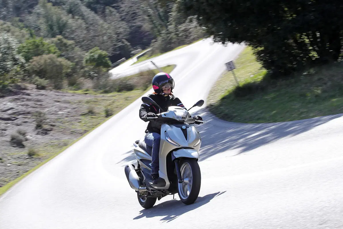 Piaggio Beverly 300 hpe e 400 hpe (5)