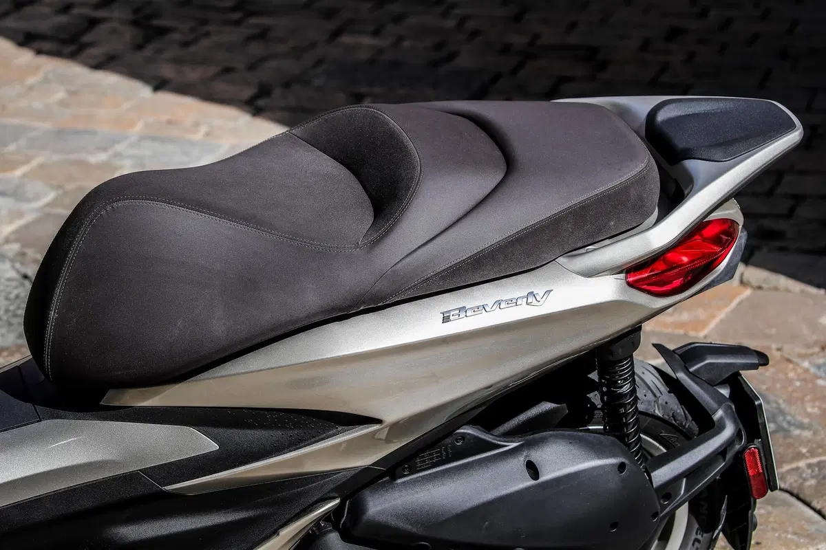 Piaggio Beverly 300 hpe e 400 hpe (31)