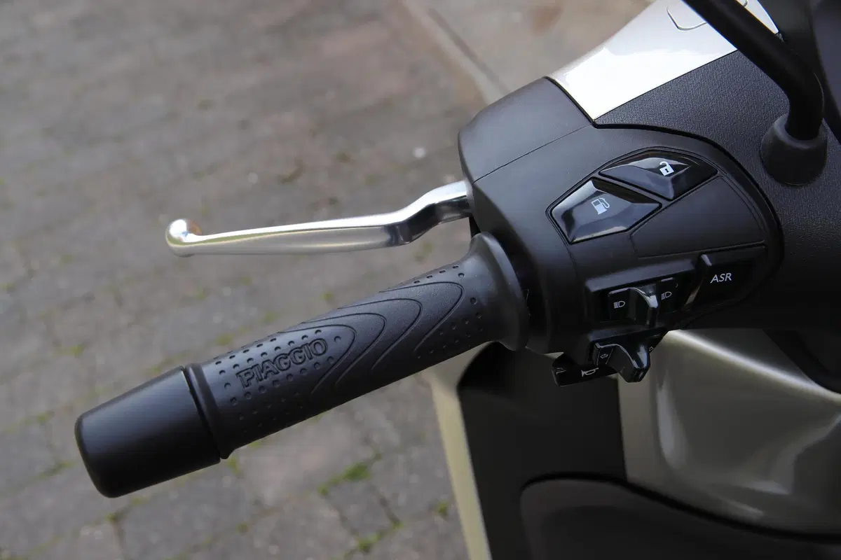 Piaggio Beverly 300 hpe e 400 hpe (25)