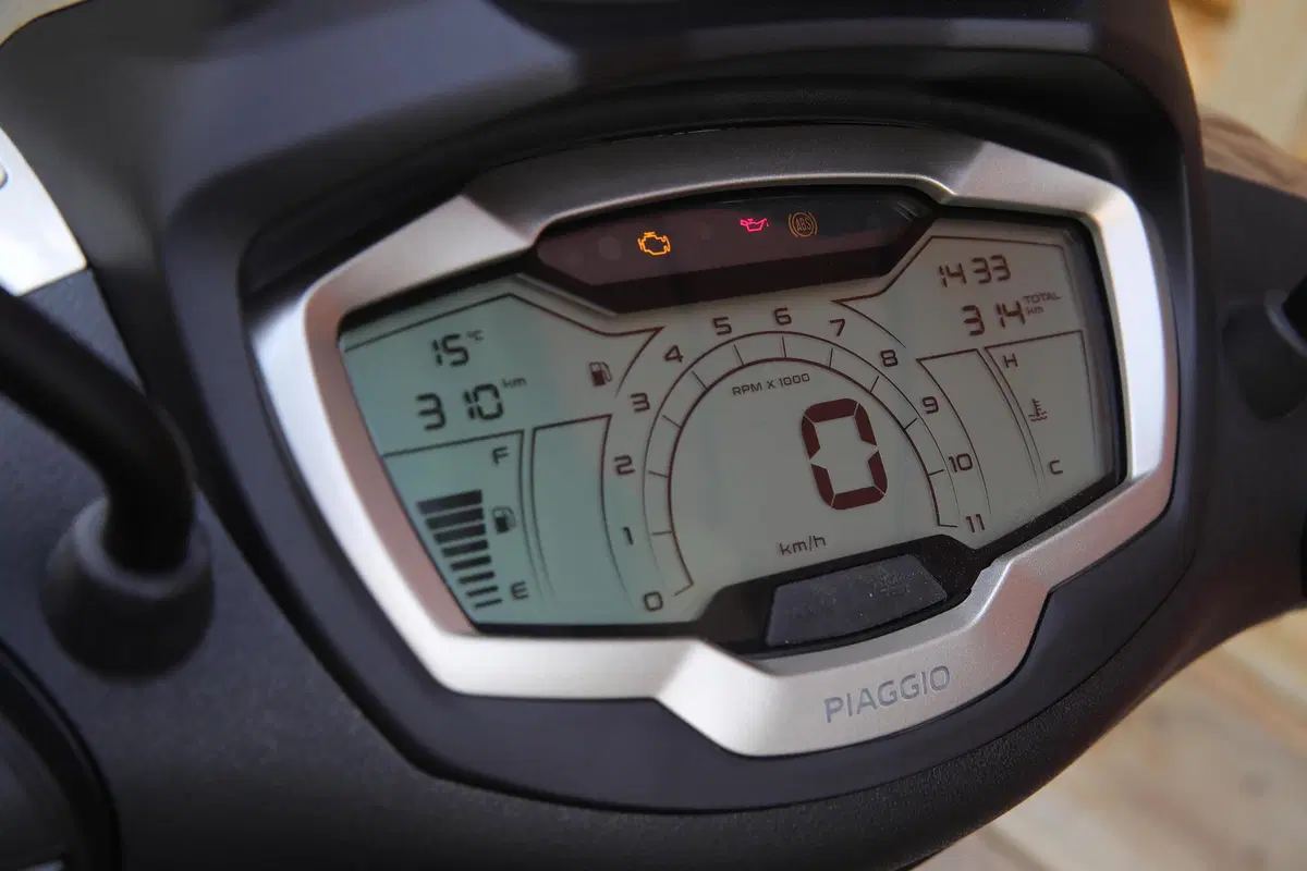 Piaggio Beverly 300 hpe e 400 hpe (26)