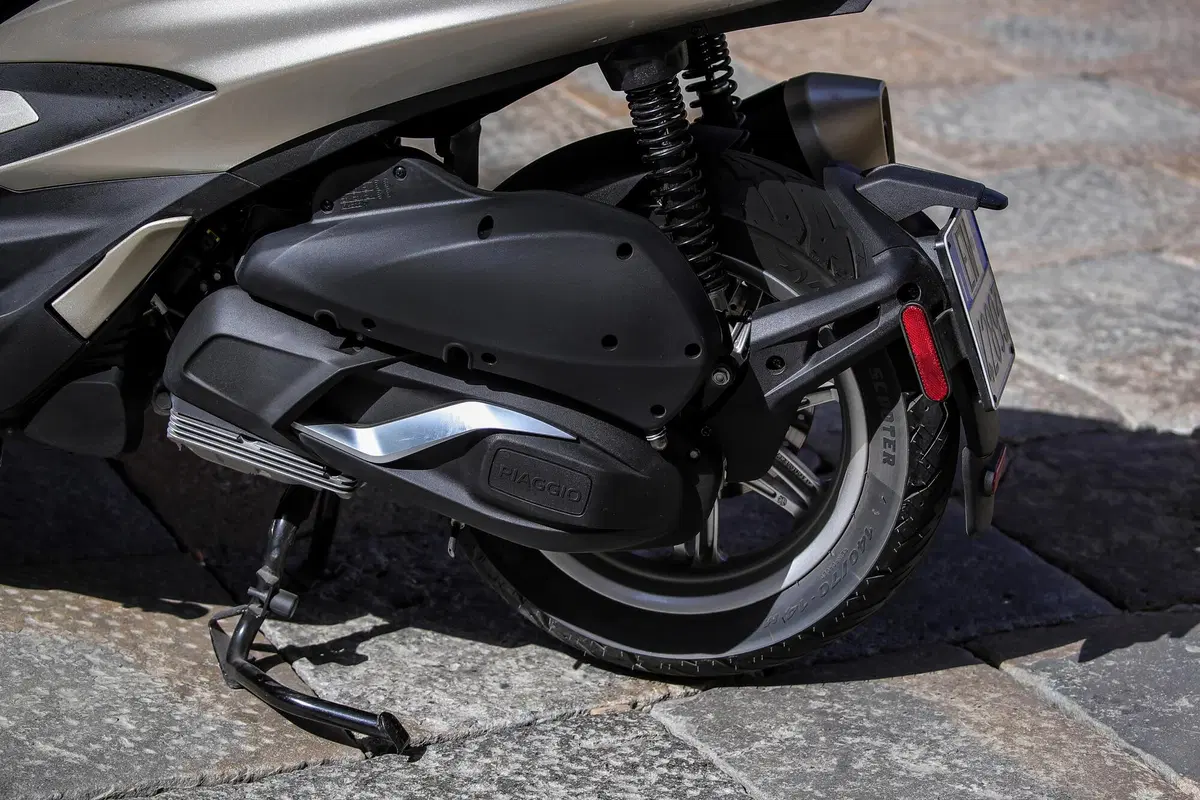 Piaggio Beverly 300 hpe e 400 hpe (33)