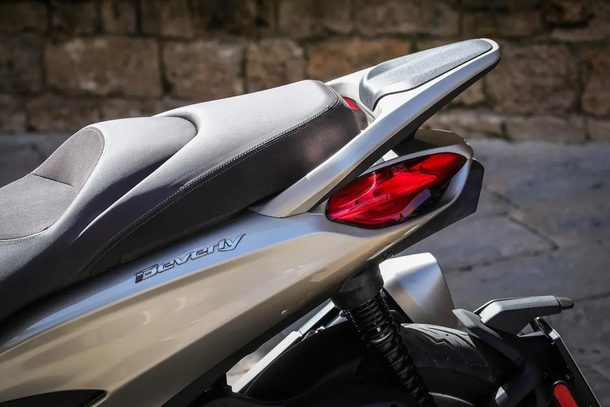 Piaggio Beverly 300 hpe e 400 hpe (34)