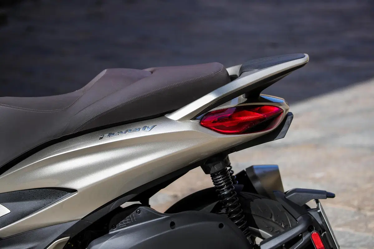 Piaggio Beverly 300 hpe e 400 hpe (35)