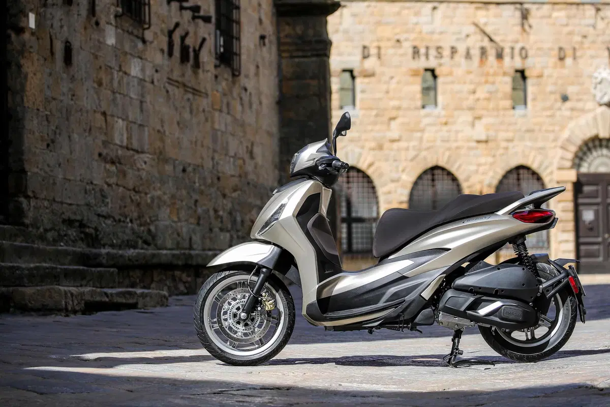 Piaggio Beverly 300 hpe e 400 hpe (20)