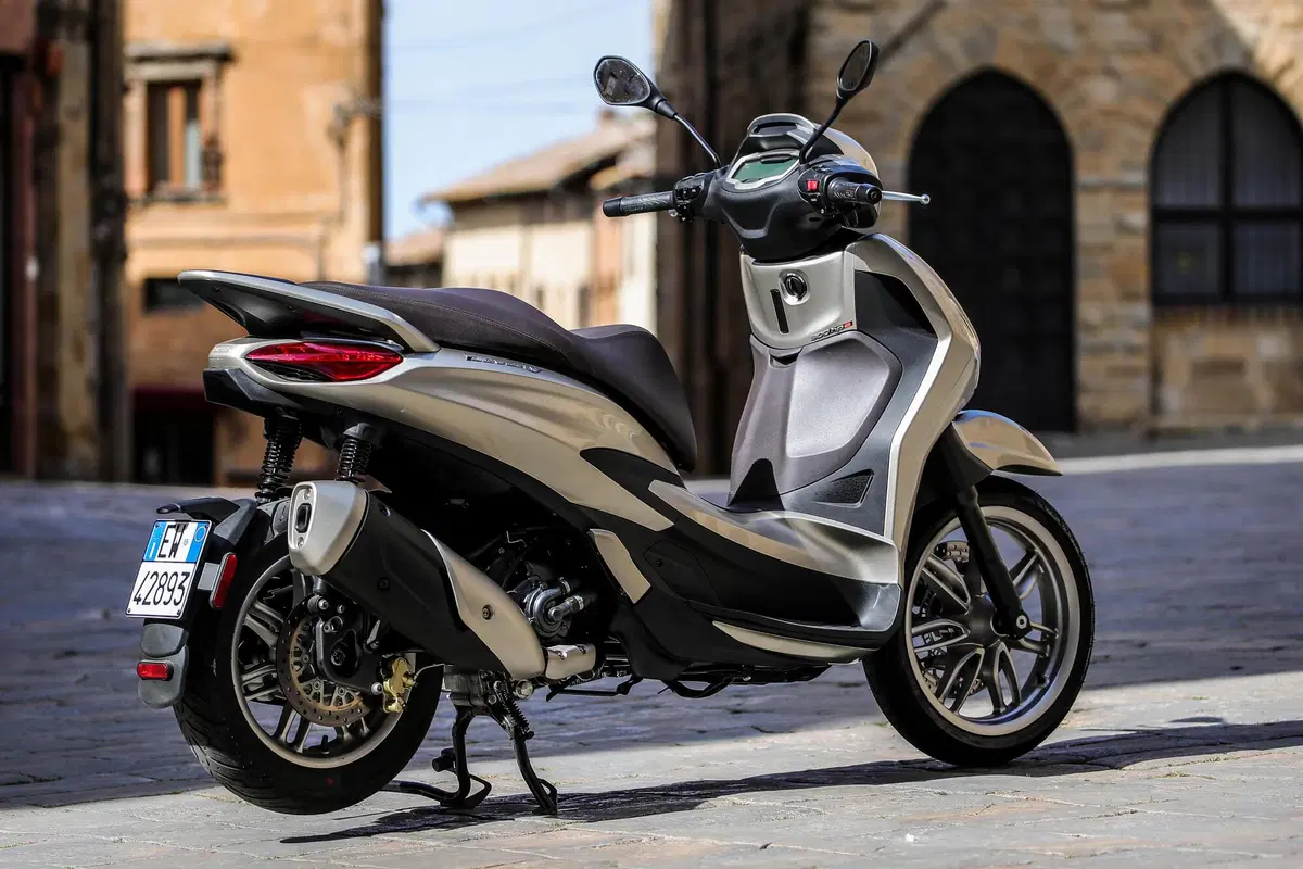 Piaggio Beverly 300 hpe e 400 hpe (21)