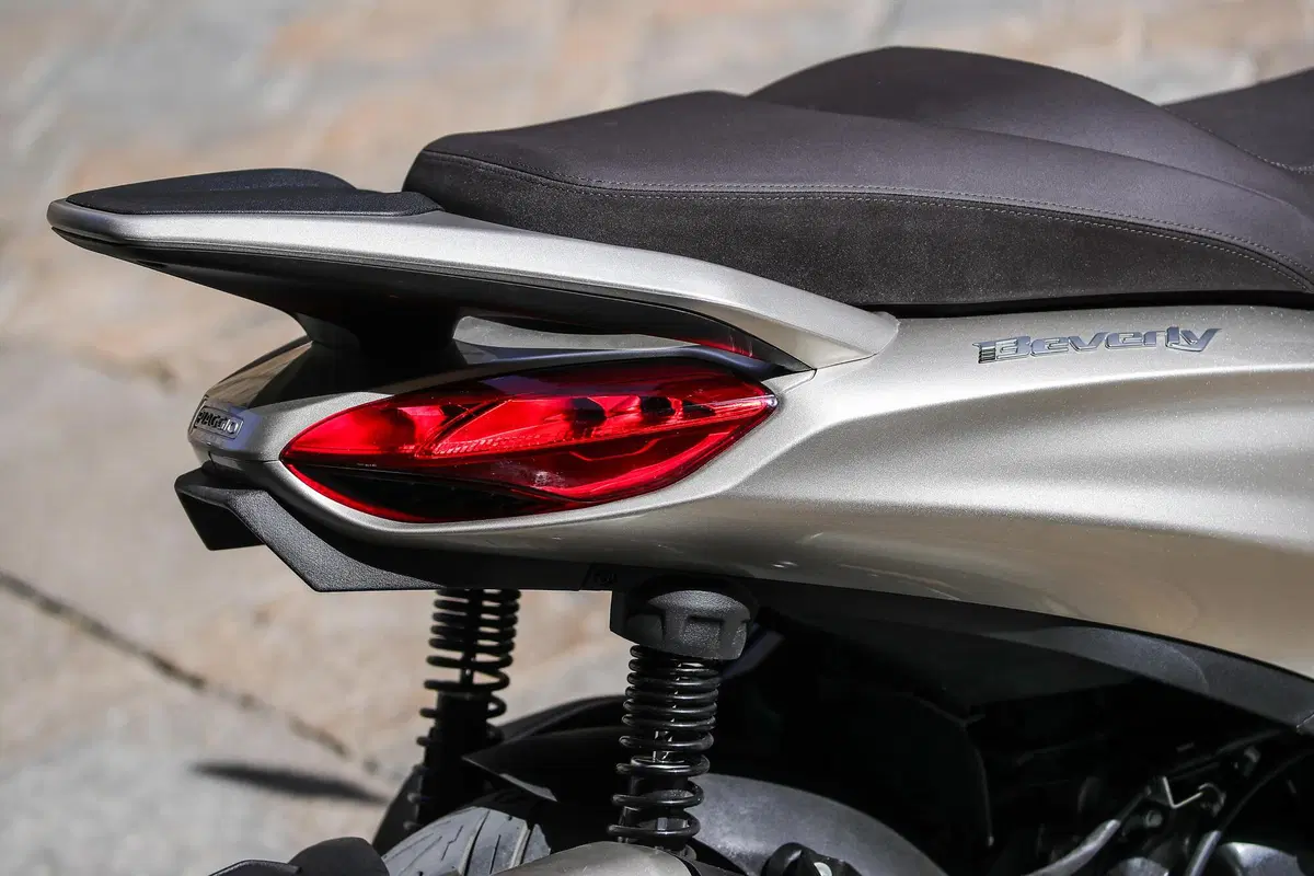 Piaggio Beverly 300 hpe e 400 hpe (36)