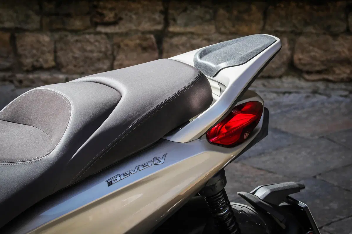 Piaggio Beverly 300 hpe e 400 hpe (41)