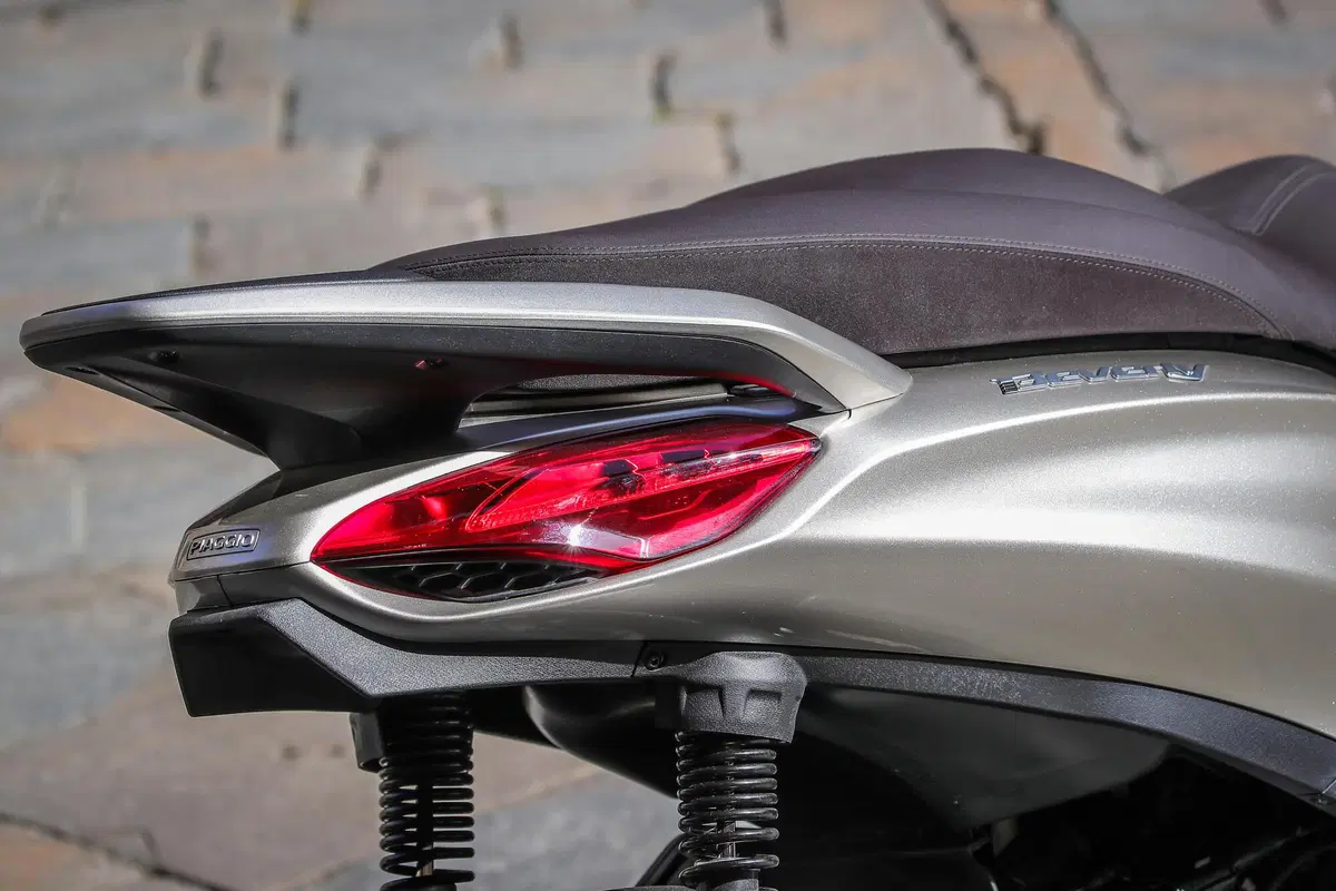 Piaggio Beverly 300 hpe e 400 hpe (44)