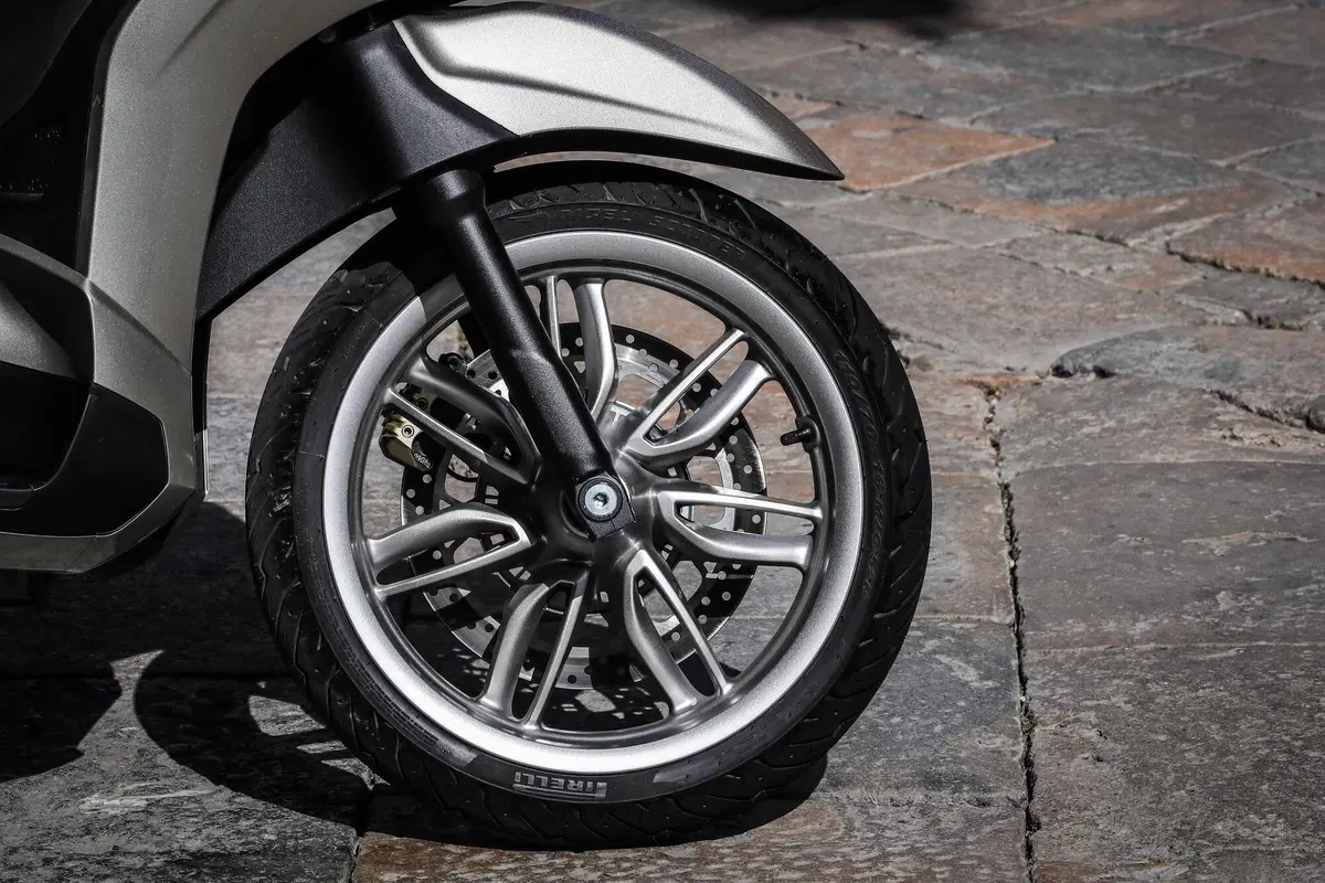 Piaggio Beverly 300 hpe e 400 hpe (46)