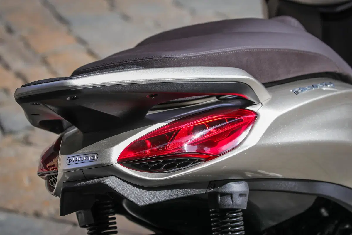 Piaggio Beverly 300 hpe e 400 hpe (50)