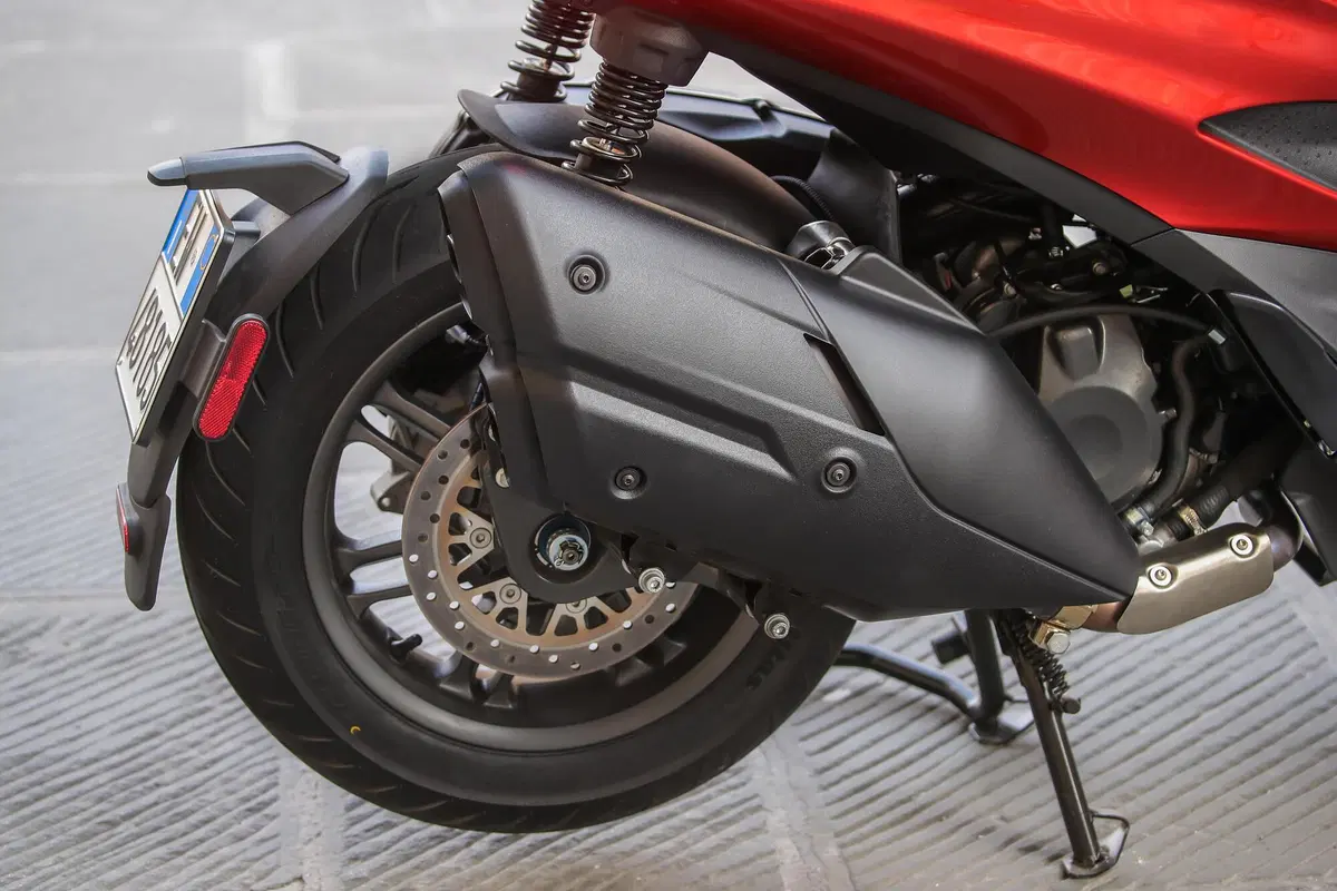 Piaggio Beverly 300 hpe e 400 hpe (63)