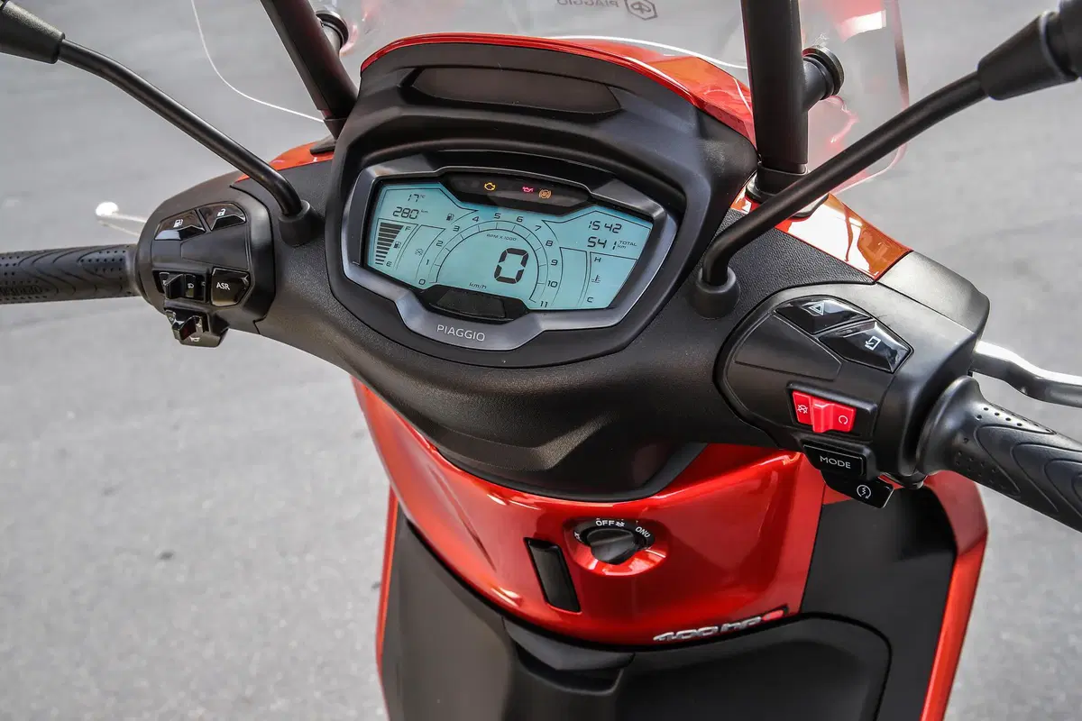 Piaggio Beverly 300 hpe e 400 hpe (69)