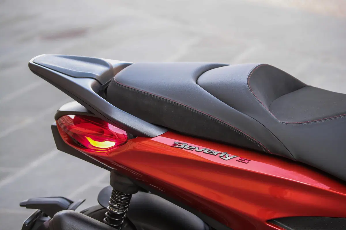 Piaggio Beverly 300 hpe e 400 hpe (70)