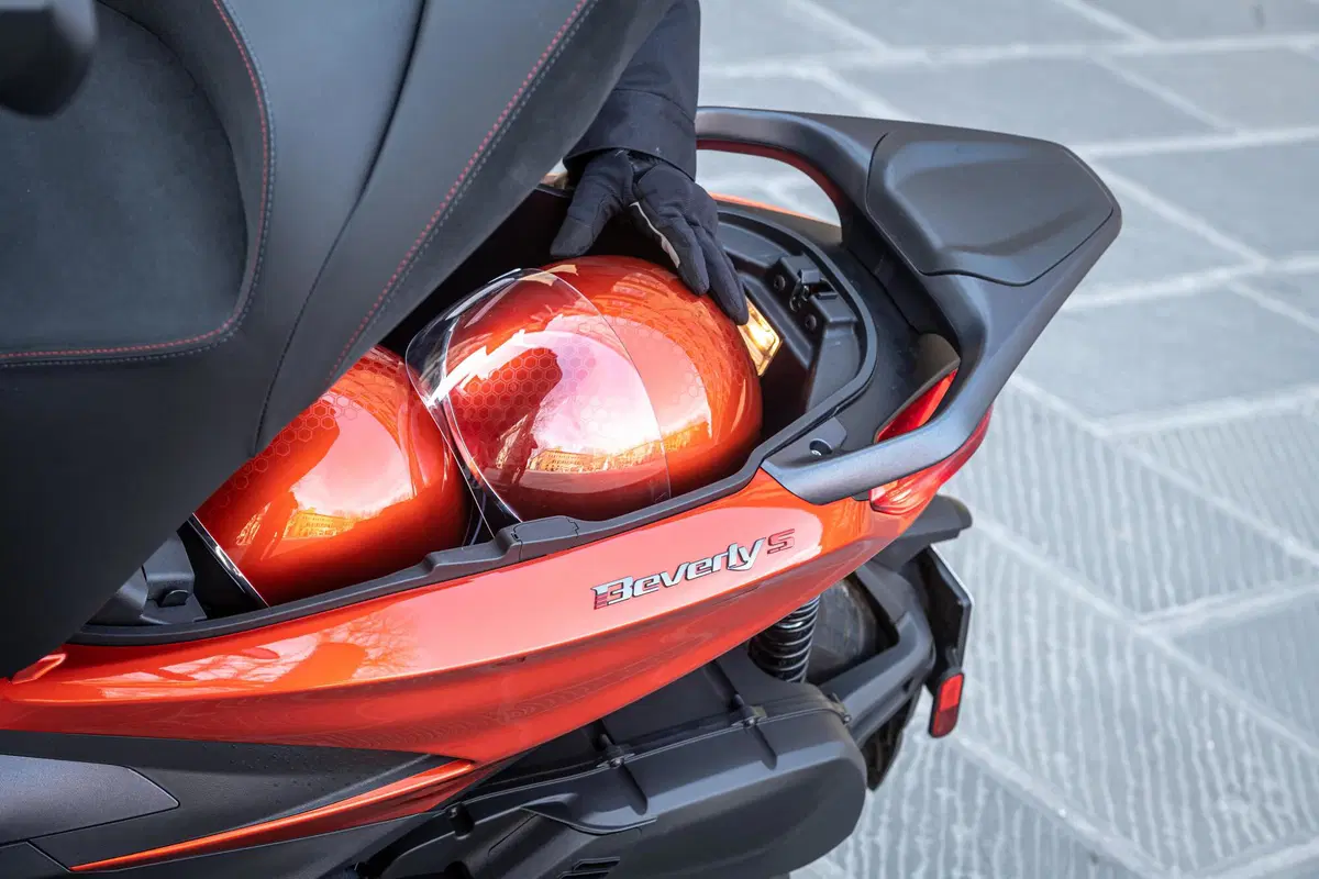 Piaggio Beverly 300 hpe e 400 hpe (71)