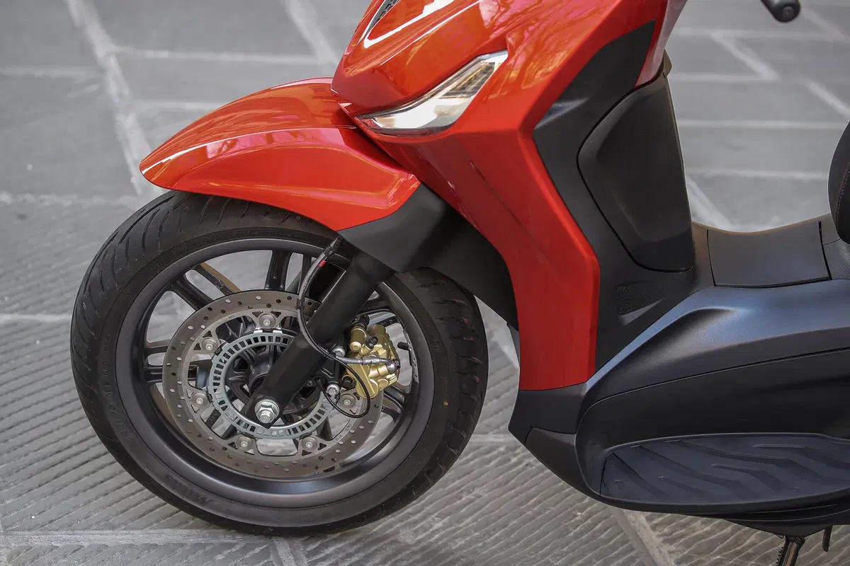 Piaggio Beverly 300 hpe e 400 hpe (75)