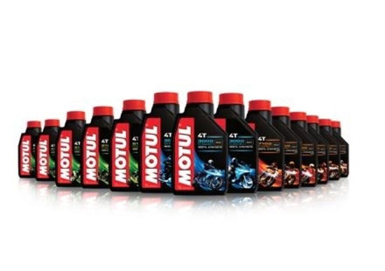 MOTUL rinnova la gamma di lubrificanti per la moto