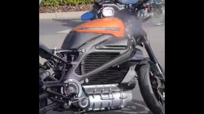 L&#039;avaria e poi il fumo dall&#039;Harley Davidson elettrica: intervengono i pompieri [VIDEO VIRALE]