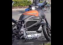 L'avaria e poi il fumo dall'Harley Davidson elettrica: intervengono i pompieri [VIDEO VIRALE]