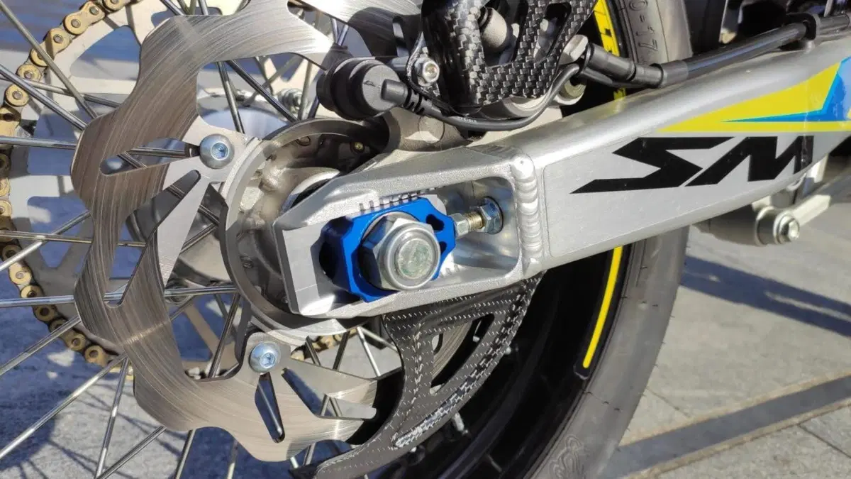 Valenti SM125Z: la supermoto che non teme il due tempi (6)