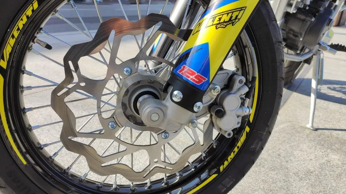 Valenti SM125Z: la supermoto che non teme il due tempi (9)