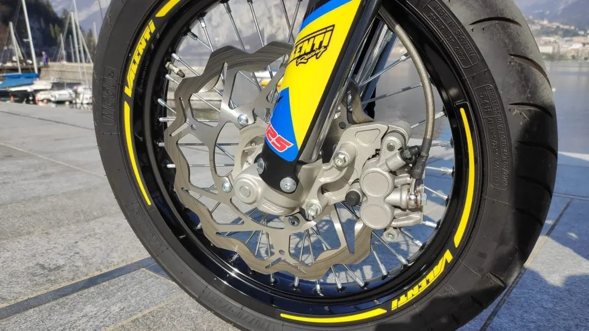 Valenti SM125Z: la supermoto che non teme il due tempi (10)