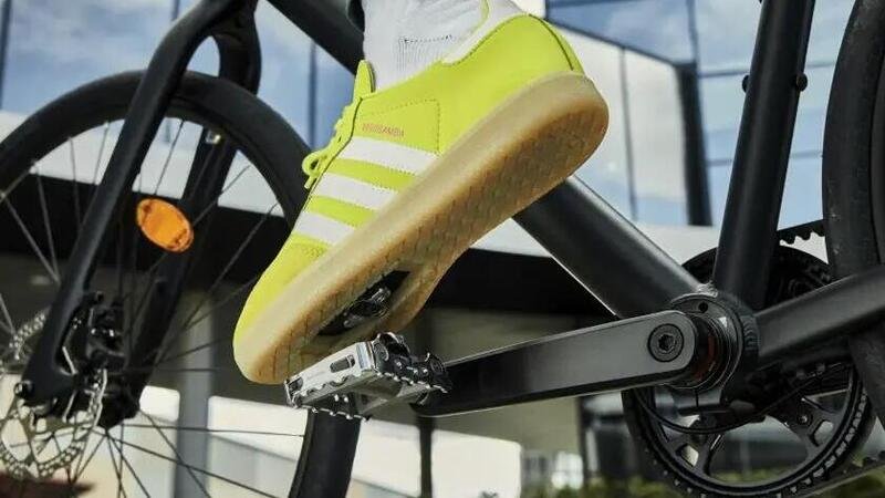 Adidas e bici: l&#039;iconica Samba diventa Velosamba