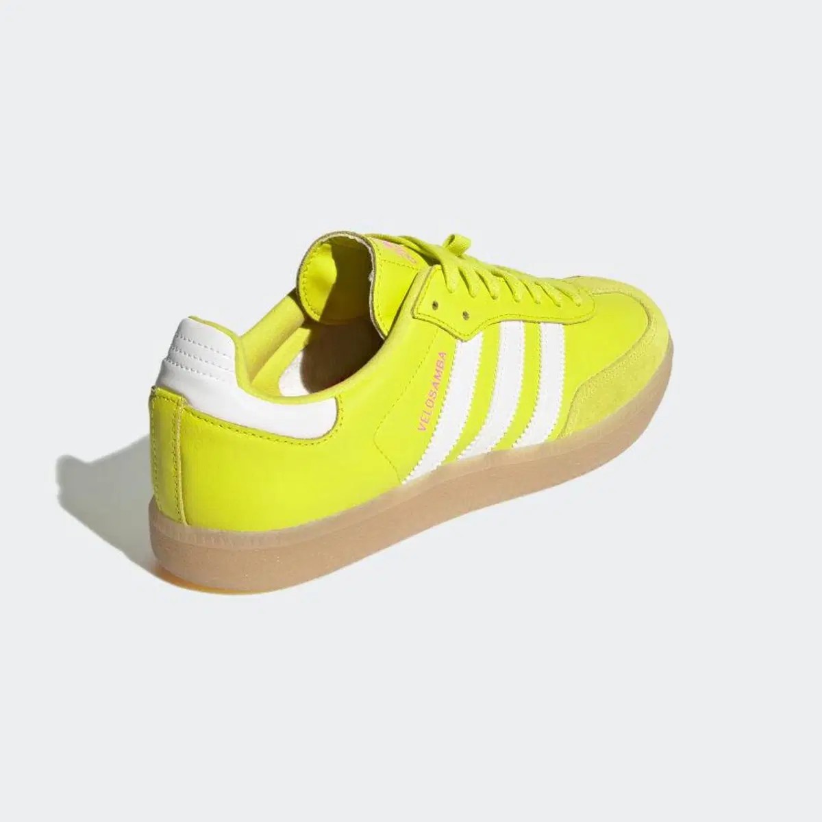 Adidas e bici: l'iconica Samba diventa Velosamba