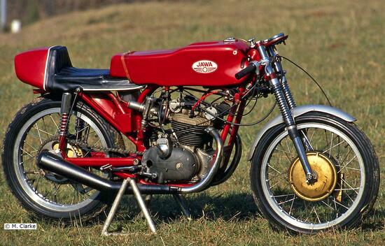 Nella Jawa 350 bicilindrica da GP dei primi anni Sessanta un alberello con due coppie coniche (inferiore e superiore) azionava l’albero a camme di aspirazione, dal quale un secondo alberello portava il moto all’albero a camme di scarico