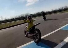 In pista con la moto elettrica da trial, ma di davvero sorprendente c’è il pilota [VIDEO]