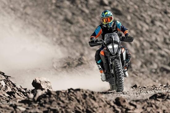 Una KTM 390 Adventure sfida una vettura da Rally nella gara di Hill Climb e vince