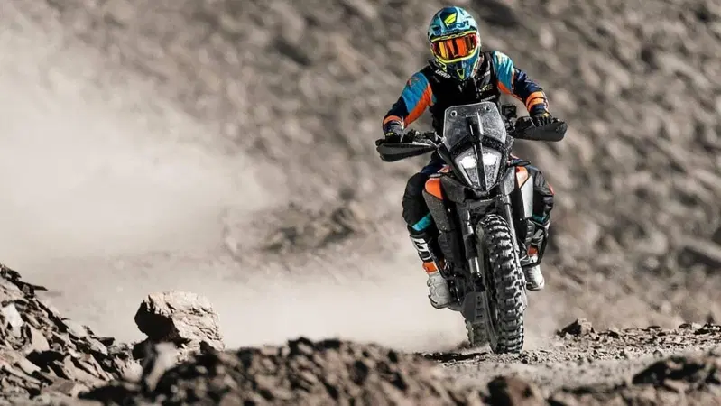 Una KTM 390 Adventure sfida una vettura da Rally nella gara di Hill Climb e vince