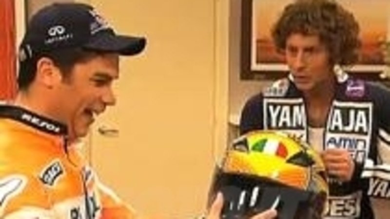 Valentino Rossi incontra Marc M&agrave;rquez in una parodia esilarante!