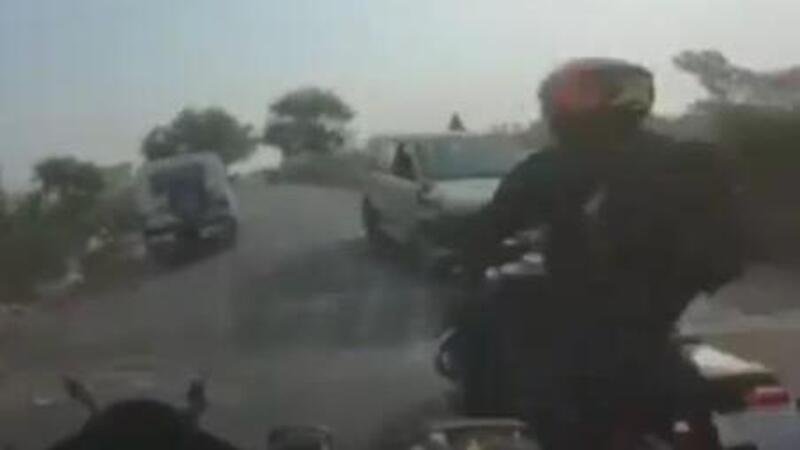 Moto crash: follia sulla Royal Enfield, la prima volta gli va bene, la seconda no