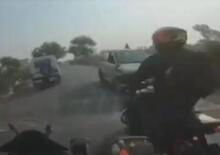 Moto crash: follia sulla Royal Enfield, la prima volta gli va bene, la seconda no