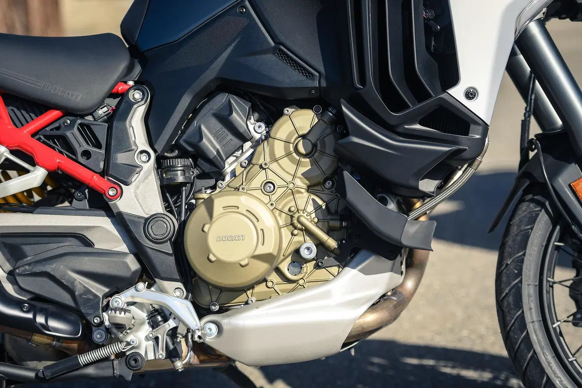 Ducati Multistrada V4 vs 1260 Enduro. TEST completo strada, offroad e pista! (10)