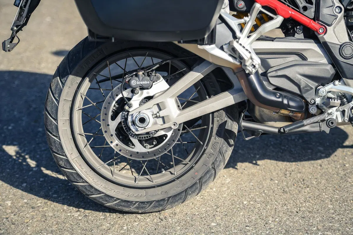 Ducati Multistrada V4 vs 1260 Enduro. TEST completo strada, offroad e pista! (15)